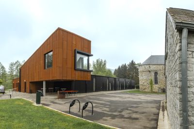 Intégration au bâti grâce à l’acier auto-patinable (‘corten’)